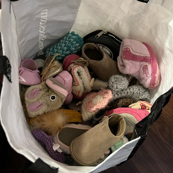 Assorted baby shoes - Picture 1 of 1